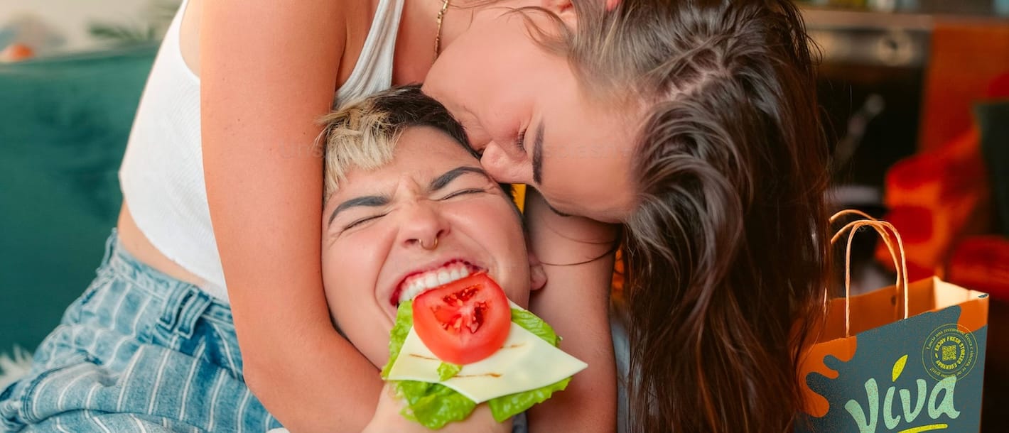 Ragazzo e ragazza che mangiano insieme e scherzano