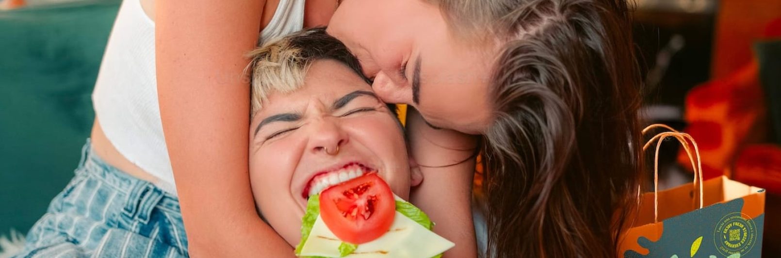 Ragazzo e ragazza che mangiano insieme e scherzano